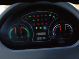 【舒適的操作環境】1. 新風增壓功能，可使駕駛室更幹淨；
2. 高級纖維座椅，前後、上下和減震強度可調；
3. 多出風口設計，除霜效果更好，調節溫度更快；
4. 全內飾設計，更溫馨；
5. 配備燃油表， FNR檔位控製器；
6. 駕駛室整體靜音設計，駕駛室內噪音遠低於國家標準限值；
7. 駕駛室、發動機雙重減震係統，更舒適。