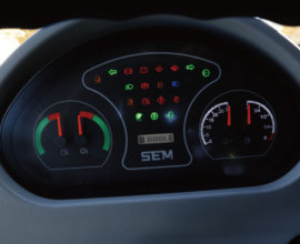 【舒适的操作环境】1. 新风增压功能，可使驾驶室更干净；
2. 高级纤维座椅，前后、上下和减震强度可调；
3. 多出风口设计，除霜效果更好，调节温度更快；
4. 全内饰设计，更温馨；
5. 配备燃油表， FNR档位控制器；
6. 驾驶室整体静音设计，驾驶室内噪音远低于国家标准限值；
7. 驾驶室、发动机双重减震系统，更舒适。