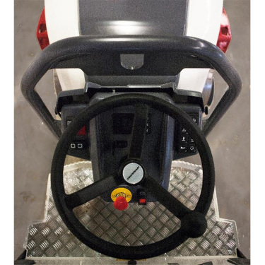 【视野】横置式发动机、后置水箱，令钢轮上部的驾驶视野极佳。