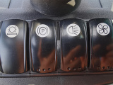 【集中式控制面板】照明、空调等控制系统集中布置于座位左右两侧，触手可及。