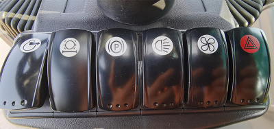 【集中式控制面板】照明、空调等控制系统集中布置于座位左右两侧，触手可及。