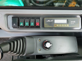 【集中式控制面板】照明、收音机、空调等控制系统集中布置于座位左右两侧，触手可及。