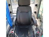 【可調節座椅】具備滑軌調節功能，帶懸浮技術，提供最佳操作舒適性。