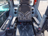 【可调节座椅】具备双滑轨调节功能，带悬浮技术，提供最佳操作舒适性。