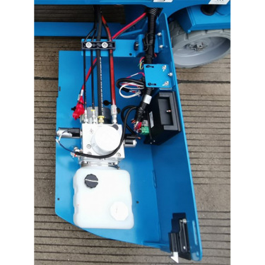 【Significantly reduce service touch points】◮ Optimized hydraulic system - 
 GS-1932 Example 
   ◮ Hydraulic drive: 3.8 gal / 14.2 L
   ◮ E-drive: 1 gal / 3.8 L
   ◮ Refined hydraulic hose routing
