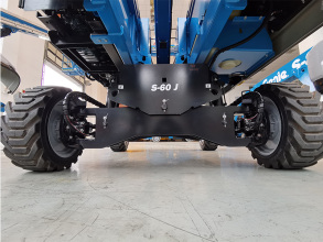 【Rough terrain driving capabilities to get the job done at full height】◮ Four wheel drive
◮ Genie<sup>®</sup>-patented active oscillating axle system