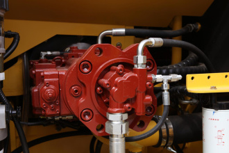 【大排量主泵】配有新一代140cc大排量主泵，节省燃油的同时具有更高的动力上限，通过电控精准调校发动机与液压功率。