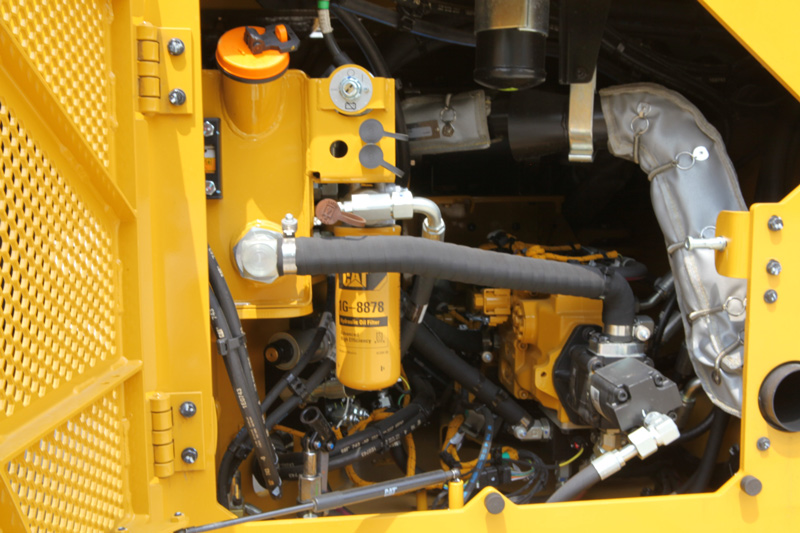 【多图】CAT®（卡特）CB13双钢轮压路机维修侧门细节图_高清图