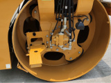 【大直径钢轮】1、1.3m-大直径钢轮；
2、前、后钢轮重量分配均匀；
3、静线压力高达34kg/cm。