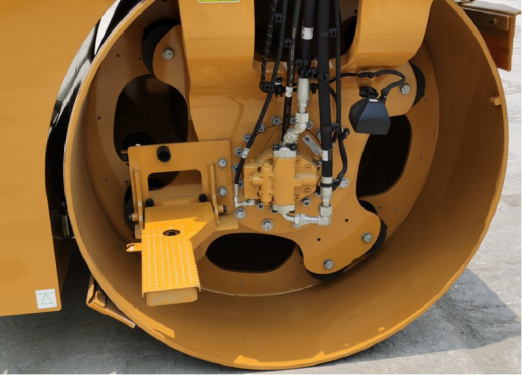 【大直径钢轮】1、1.3m-大直径钢轮；
2、前、后钢轮重量分配均匀；
3、静线压力高达34kg/cm。