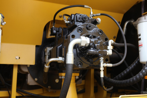 【大流量主泵】大流量主泵，節省燃油的同時具有更高的動力上限，配備大通徑主閥，實現液壓係統的完美匹配。