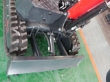 【加强推土板】加强推土板，标准配置推土铲，可平整场地，土方回填，增加整机稳定性。