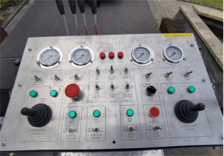 【整车控制系统】系统采用人机化集中控制，操作人员可以在后平台上完成所有操作。优选日本欧姆龙PLC，手动、自动切换，智能显示流量，操作方便、可调。