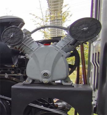【标准工业空压机】安装标准工业级空压机，维修保养更换方便；空压机为脉冲清灰系统提供高压空气，确保脉冲频率满足施工要求。