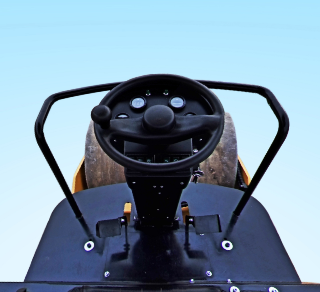 宜迅 YX-3500 3.5吨单钢轮振动压路机驾驶室
