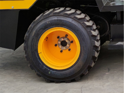 【輪胎】采用國際名牌加寬加厚橡膠輪胎，爬坡抓地平穩強勁。