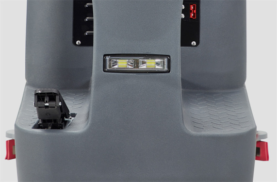 【LED大灯】车身配备LED大灯，节能更明亮，操作更加安全可靠。