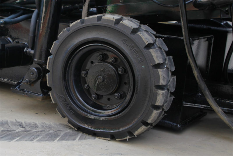 【多图】宜迅40轮式顶管滑移扒渣机实心轮胎细节图_高清图