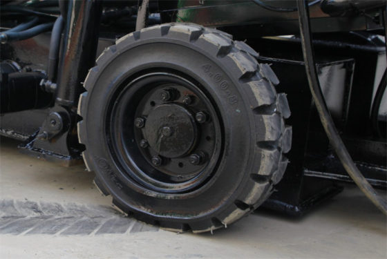 【實心輪胎】工程用實心輪胎，防刮防刺更耐用。