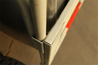 【侧护栏】1、护栏支腿采用圆管结构，与底盘连接部位采用螺栓连接，方便拆卸。
2、护栏面板采用螺栓连接，与焊接相比较，由于不存在焊道，外形更美观，且完全符合上牌要求。
3、由于护栏面板采用2.5mm“M”型结构，板材较薄，焊接容易产生焊接变形，采用螺栓连接，连接效果更好。