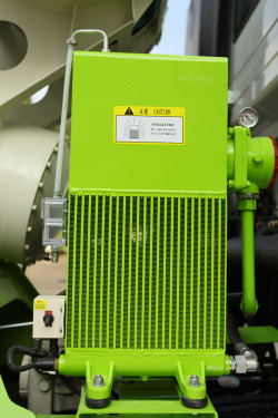 【散熱器】輕量化設計的散熱係統，進口元器件控製，風扇隨係統溫度自動啟停，確保液壓係統散熱性能。
