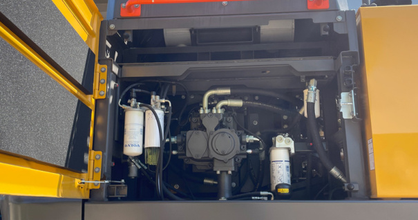 【泵室】燃油過濾係統由大型油水分離器和燃油過濾器組成，機油過濾係統有3個濾芯、2個主濾、1個旁通濾芯；濾芯集中布置，維護保養便利。