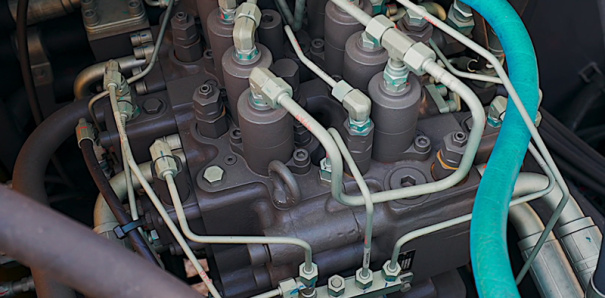 【液壓係統】1、液壓係統采用新型電控液壓係統，燃油效率進一步提升；
2、標準配置5000H液壓油，延長保養時間，降低保養成本。