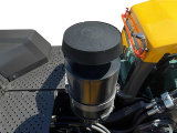 【空气过滤系统】空气过滤系统采用3级过滤，标准配置油浴式预滤器，保证进气清洁的同时保护发动机，并且便于维护保养。