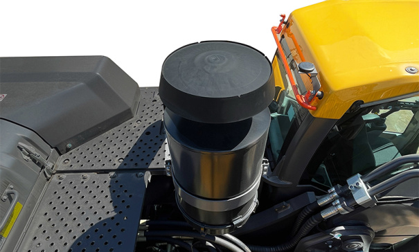 【空气过滤系统】空气过滤系统采用3级过滤，标准配置油浴式预滤器，保证进气清洁的同时保护发动机，并且便于维护保养。