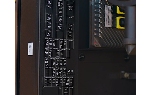【EDB】沃尔沃采用人性化设计电气盒，易于检修，并且盒子上标注有图标，与保险丝和继电器一一对应，维护方便。