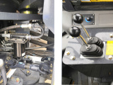 【液壓係統】1、采用雙泵合流工作液壓係統、同軸流量放大轉向液壓係統，工作轉向運行效率高，轉向平穩可靠；
2、過鉸接管路為直線型，減少油路壓力損失；
3、配置先導操縱，操作輕便。