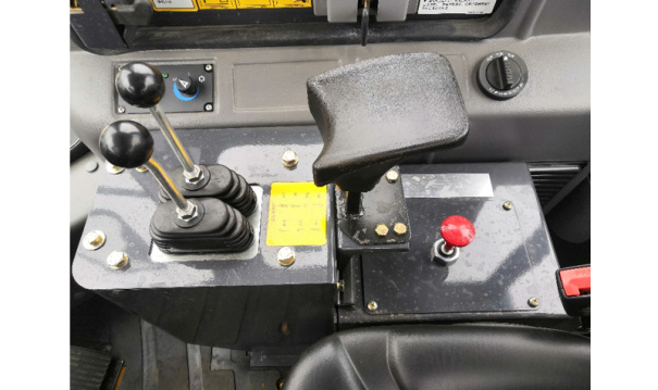 【制动系统】1、储气筒与加力泵放置在车架外侧，日常维护与保养更加方便；
2、采用断气刹，驻车制动效果好且方便。