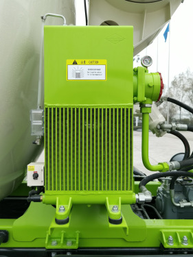 【散熱器】輕量化設計的散熱係統，進口元器件控製，風扇隨係統溫度自動啟停，確保液壓係統散熱性能。