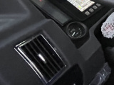 【驾驶室】1、低置全宽全金属驾驶室，配置消音隔热软化内饰，电动车窗，半包围座椅，驾驶体验舒适； 
2、配有豪华仪表工作台，工作台上安电子仪表、指示灯、控制开关、点烟器、MP3播放系统等设备，安装有可调节的暖风除霜装置与单冷空调装置，驾驶室内装有倒车可视装置。