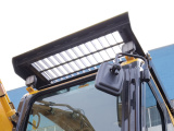 【照明系统】高效长寿命整车工作灯采用亮度高、低能耗的LED工作灯，即使在多雾天气也能良好工作。