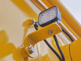 【照明系统】高效长寿命整车工作灯采用亮度高、低能耗的LED工作灯，即使在多雾天气也能良好工作。