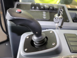 【操作手柄】由液壓先導手柄更換為 電控手柄，帶位置信號輸出反饋。