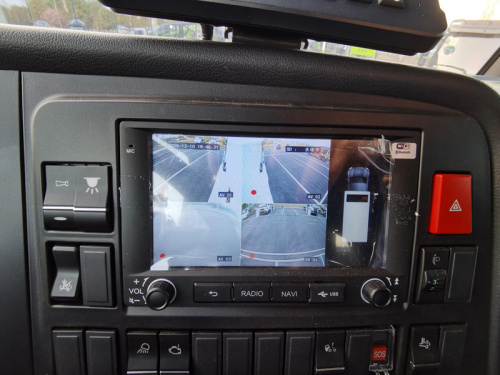 【7英寸高清中控屏】7英寸高清中控屏，前后左右360环视系统，视野开阔，行驶更安全。