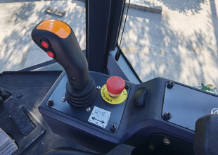 【电控操纵手柄】电控按钮式换挡手柄，配置定速巡航手油门，轻松驾驭。