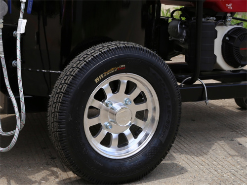 【輪胎】知名品牌輪胎，抓地效果更強，耐磨耐用。