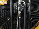 【散熱係統】1、采用智能溫控風扇散熱係統，實時監控進氣溫度、傳動油溫、水溫狀態；
2、根據整機散熱需求，控製係統按照既定控製策略自動實時調節風扇轉速，有效降低整機燃油消耗、減小機器噪聲輻射；
3、可以選配風扇自動反轉功能，實現散熱器自動清潔。