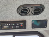 【驾驶室】1、整体密封减振系统，振动噪声小，司机耳旁噪声低于73dB；
2、悬置式油门踏板，体积小，脚部活动空间大，操纵舒适；
3、座椅、扶手可调范围大，为驾驶员提供最舒适操纵姿势；
4、标配冷暖空调、智能化全液晶显示器、点烟器、USB充电口、收音机、遮阳帘、灭火器等，提供更丰富的人性化驾乘体验。