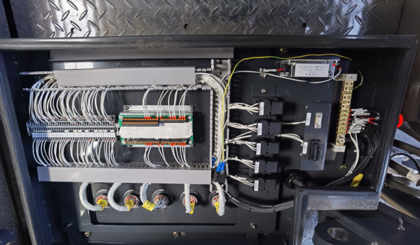 【配電櫃】采用進口芬蘭EPEC控製器，結合山推智能管理係統，保證攤鋪的連續性及穩定性。