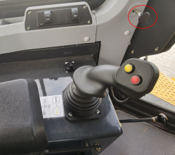 【驾驶室碰锁】1、驾驶室碰锁行业内特有、触手可及、在座位上轻松操作；
2、所有操纵经过人机工程校核，均位于手动操纵的舒适区域内，操纵便捷。