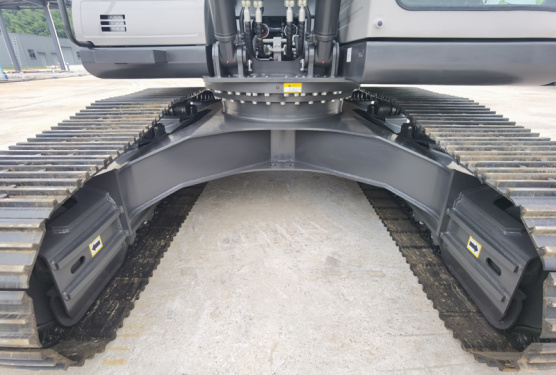 【X型下車架】強化型X型下車底盤係統，上下板組成的箱型結構高度超300mm，結實耐用。