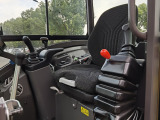 【驾驶室】1、沃尔沃关怀型驾驶室，配备加热功能，舒适性进一步提升；
2、宽大驾驶室入口，大型橙色扶手，进入驾驶室3点式接触，保证安全。