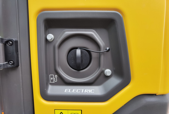 【AC交流充電口】支持壁式插座或配電箱充電，方便靈活。