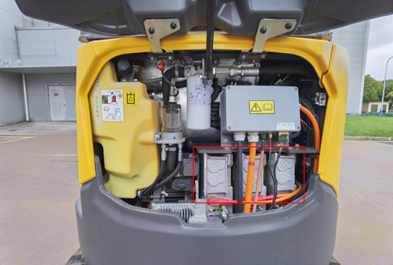 【動力電池】48V、20kWh容量的高性能鋰電池，充分滿足客戶對設備續航的需求。
