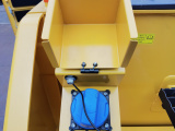 【尿素箱】EC400配置了62.5L尿素箱，轻松加注尿素。