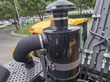 【空气滤清器】空气过滤系统采用3级过滤，标准配置油浴式预滤器，保证进气清洁，保护发动机，并且便于维护保养。